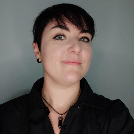 Imagen del busto de Vic Syerix. Tiene el pelo muy corto y rojo. Ojos azules y labios pintados de azul.